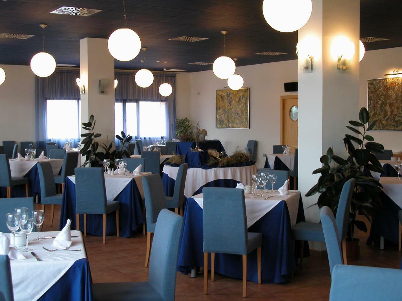 Hotel Villa De Estercuel Bagian luar foto
